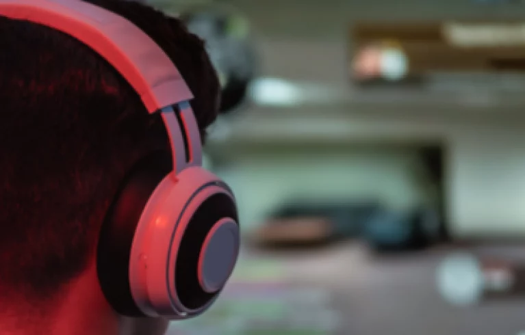Fejhallgatón érkezik a halláskárosodás a gamerek életébe